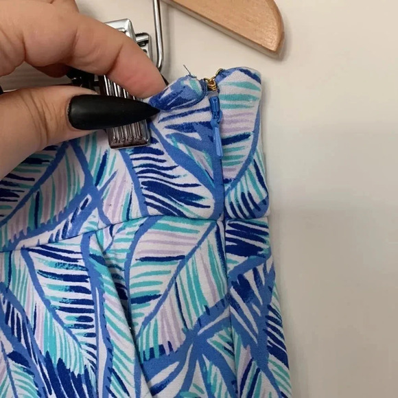 Lilly Pulitzer Women’s Makenna Ponte Palm Shorts - Picture 5 of 7